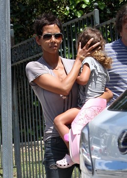 Halle Berry Con Su Hija En Brazos