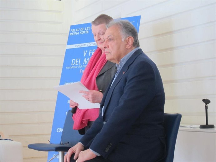 Helga Smichdt Junto A Zubin Metha En Una Rueda De Prensa