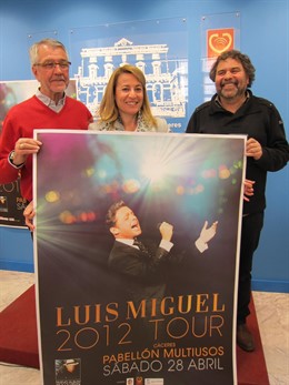 La Alcaldesa De Cáceres, El Concejal De Festejos Y El Productor Del Concierto.