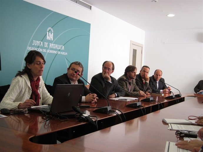 La Coordinadora De Investigación De La EBD-CSIC, Guyonne Janss,  Y El Consejero.