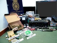 Dos detenidos y desarticulado un punto de venta de droga en Ribeira (A Coruña)