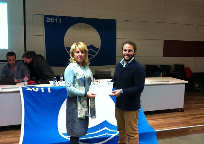 La Concejala Recogiendo La Distinción