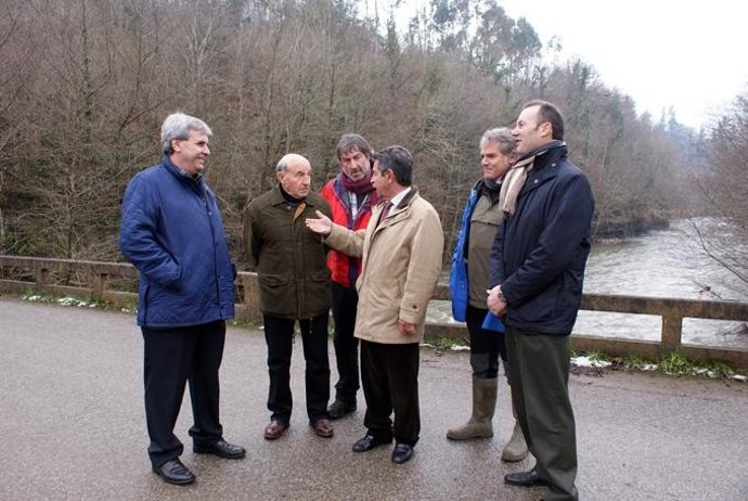 Revilla Y Gómez, En El Centro, Junto A Otros Cargos Del PRC, Durante La Visita 