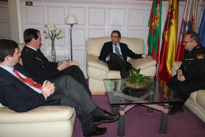 Reunión De Calderón (Alcalde Torrelavega) Y Peña (Jefe Superior De La Policía)