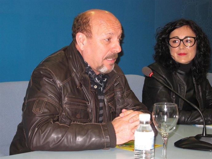 El Artista Javier Rubial Junto A La Diputada De Cultura, Elena Tobar.