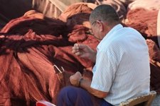 Un Pescador Trabaja Con Una Red De Pesca.