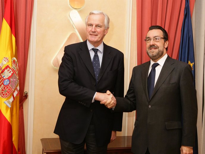El Comisario Europeo Michel Barnier Con El Director De La ONCE, Carballeda