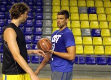 Pau Y Marc Gasol Entrenando En El Palau Blaugrana