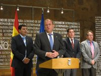 Monago replica a Gallardo que no es su competencia firmar la DIA de la refinería, que se dictará "en base al derecho"