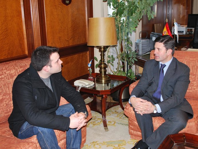 El Joven Adrián Doce Y El Delegado Del Gobierno En Galicia (Dcha).