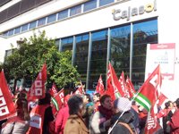 Trabajadores de Banca Cívica se concentran ante las sedes de Sevilla contra el anuncio de 1.480 despidos y 156 cierres