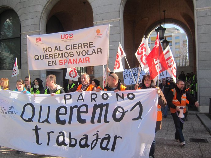 Manifestantes En Contra Del Cierre De Spanair