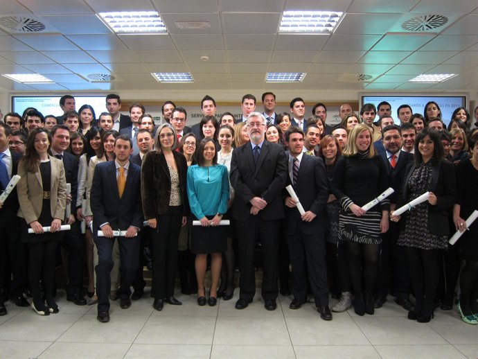 75 Becarios De Extenda Junto A Teresa Sáez Y Antonio Ávila.