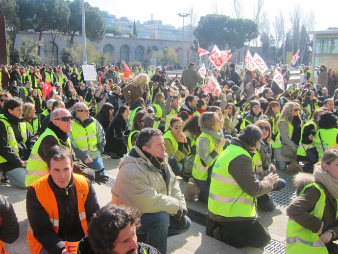 Trabajadores De Spanair Sentados Frente A Fomento