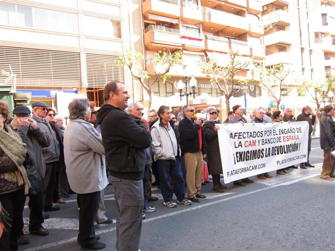 Cerca De 50 Personas Se Han Manifestado En Alicante