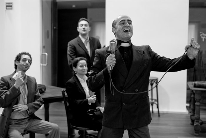 La Compañía Teatro Del Azar Durante La Representación De 'El Juicio De Dayton'.