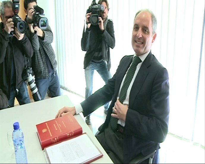 Camps Antes De Leer Su Tesis En La UMH