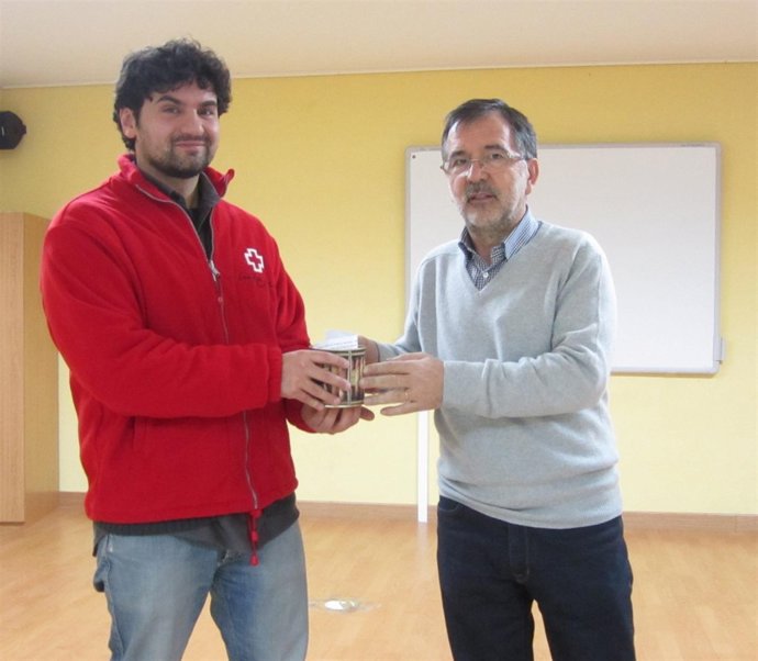 El Director Del CEIP García Lorca Entrega El Donativo A Un Miembro De Cruz Roja