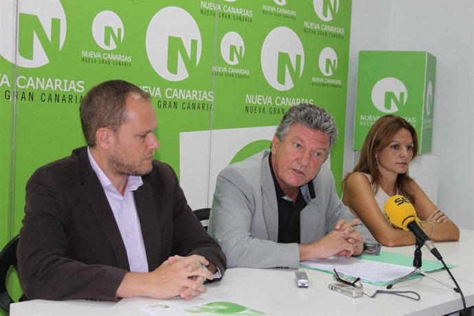 Pedro Quevedo --En El Centro-- Durante Una Rueda De Prensa