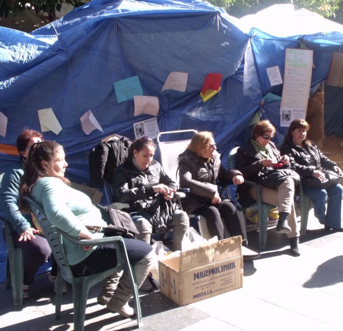 Trabajadoras De Acasa Continúan Acampadas Ante El Ayuntamiento