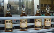 Botellas De Whisky En Una Factoría De DYC