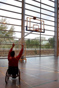 Joven Silla De Ruedas Jugando Al Baloncesto