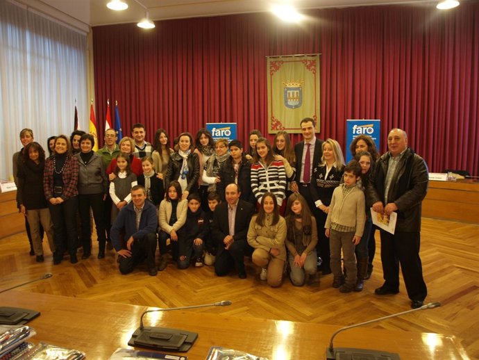 Foto De Familia De Los Niños Asistentes Al Pleno Infantil Organizado Por FARO
