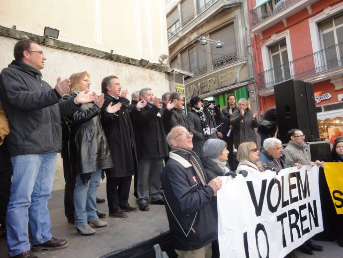Manifestantes Piden El Mantenimiento De Frecuencias Entre Lleida Y La Pobla