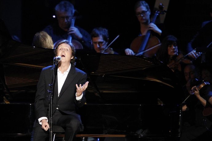 Paul Mccartney Durante Su Actuación En El Concierto En Su Honor