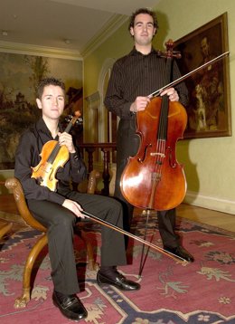 Dos Componentes Del Trío