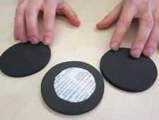 Nuevo Tipo De Trila En La Rambla De Barcelona: Círculos De Caucho Y Una Pegatina