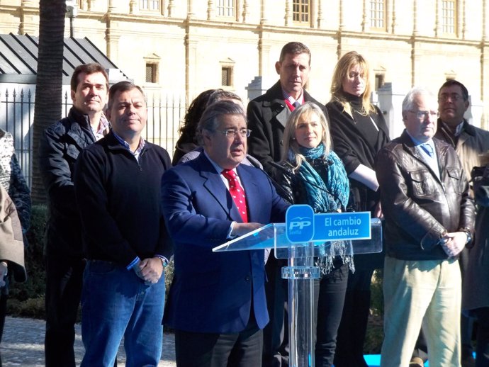Juan Ignacio Zoido Junto A Los Candidatos Del PP Por Sevilla Al Parlamento