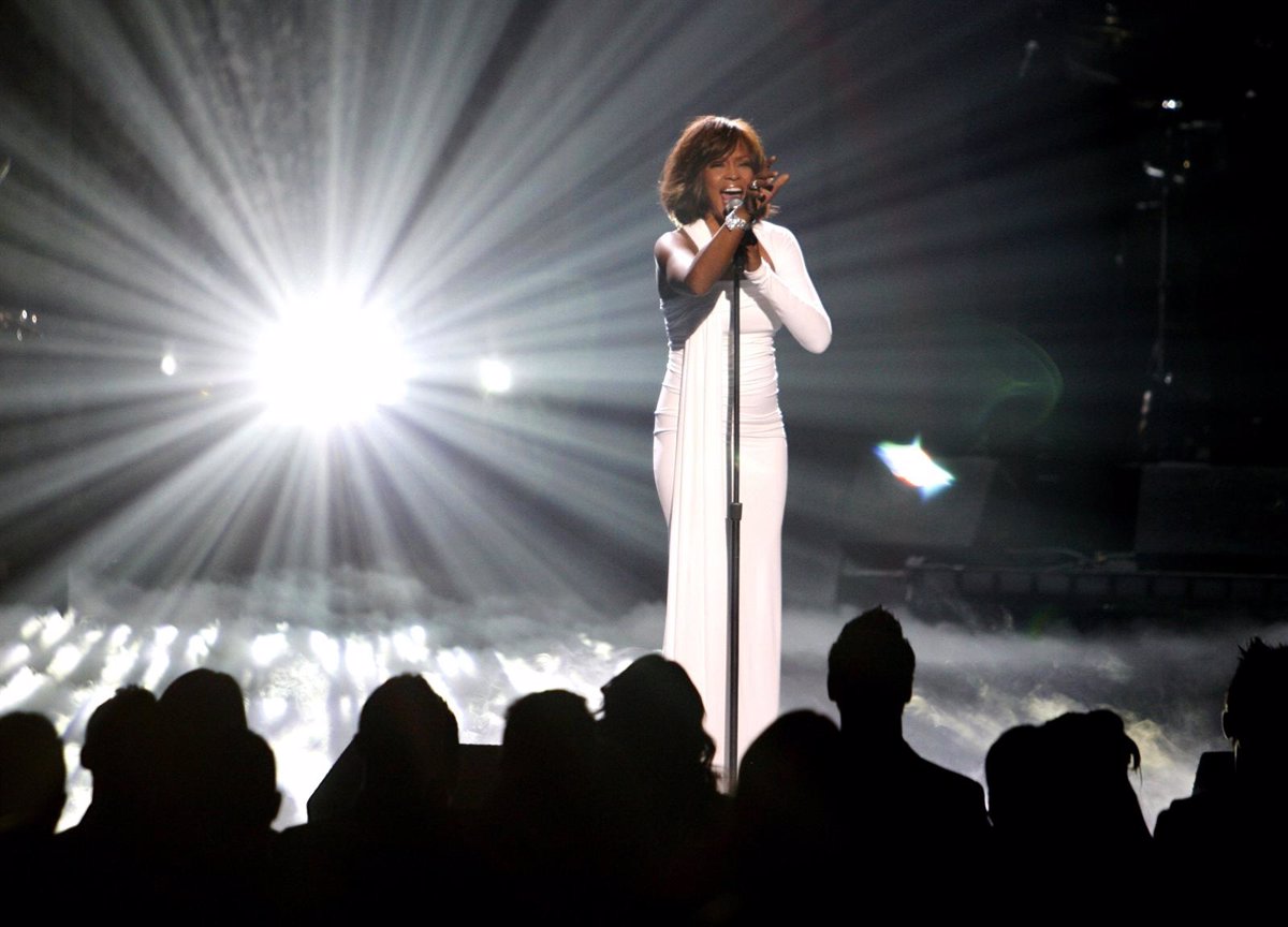 La música de Whitney Houston, la más descargada horas después de su muerte