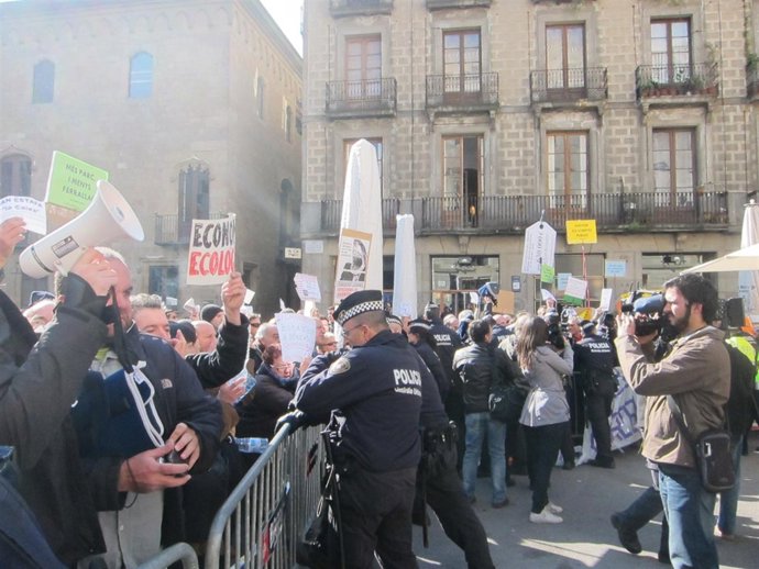Los Trabajadores De TMB Se Manifiestan En La Plaza San Miquel