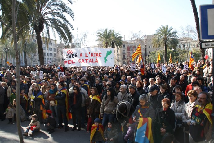 Manifestantes Protestan Ante La Sede Del TSJC En Favor De La Inmersión