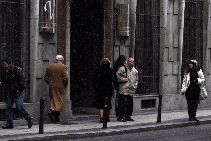 Frío y fina nieve en Madrid