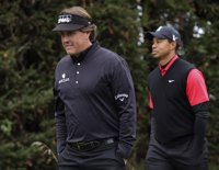 Golf.- Phil Mickelson gana el título en Pebble Beach y Tiger Woods se derrumba en la última jornada