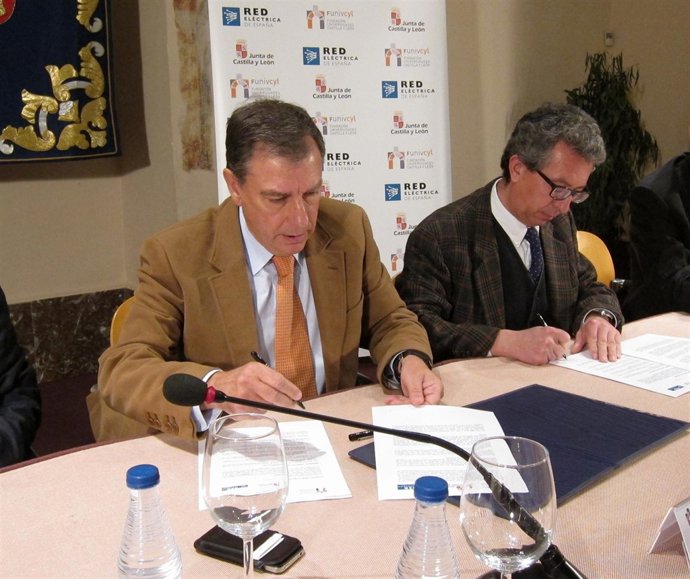 El Consejero De Educación, Juan José Mateos (Izquierda).