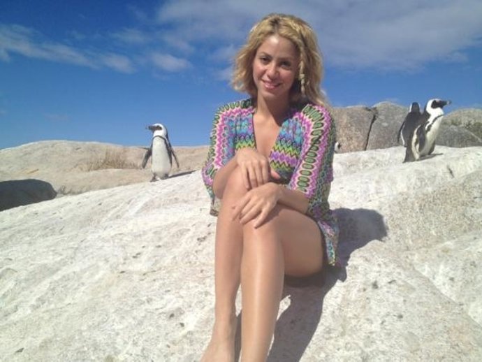 Shakira Posando Con Unos Pingüinos
