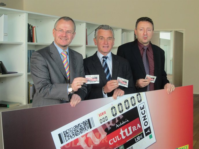 El Consejero (Centro), Junto A Cárceles Y Martínez, Sostienen El Cupón