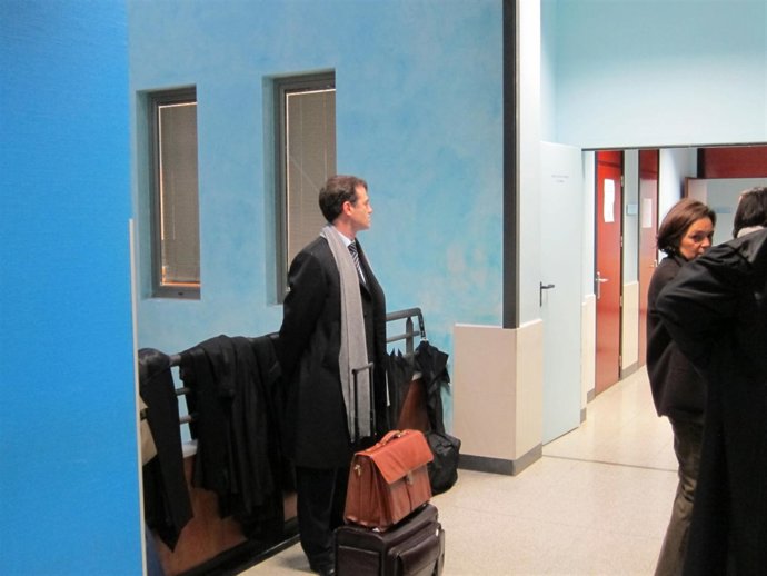 Díaz De Villegas Espera Al Inicio Del Juicio