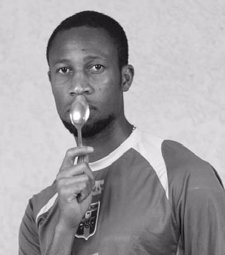 El Futbolista Seydou KEITA, De Mali Apoya El Llamamiento Contra El Hambre