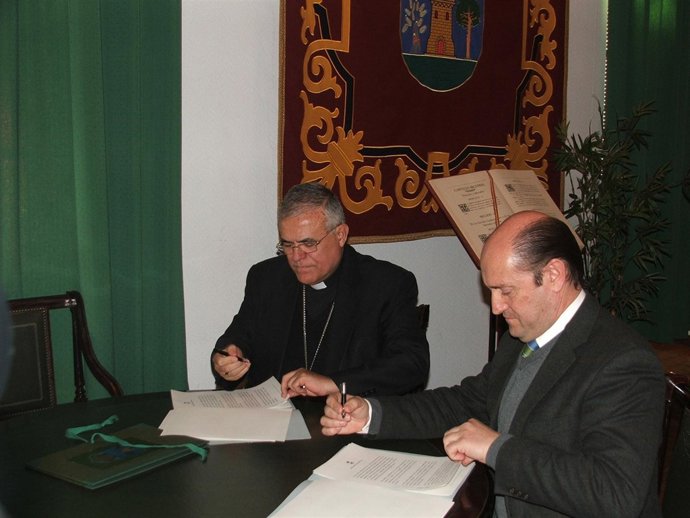 Fernández Y Cabello De Alba Firman El Convenio