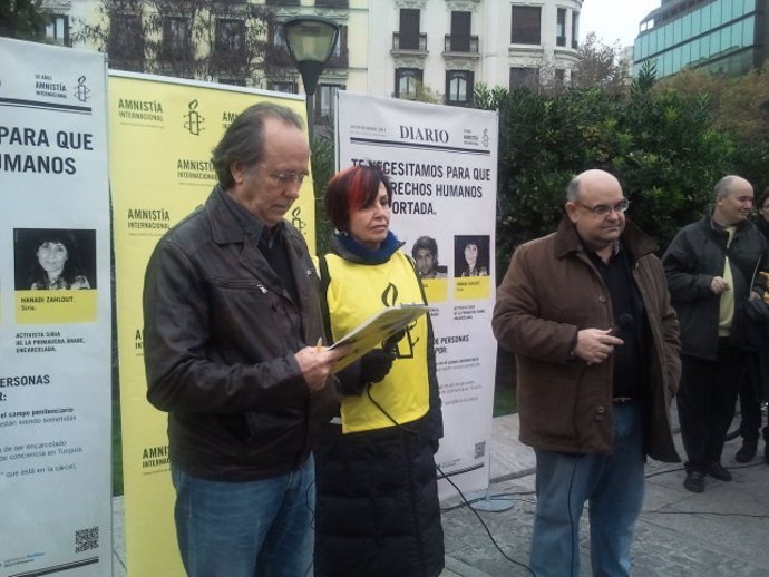 Serrat Leyendo El Manifiesto Junto Al Presidente De Amnistía Internacional 