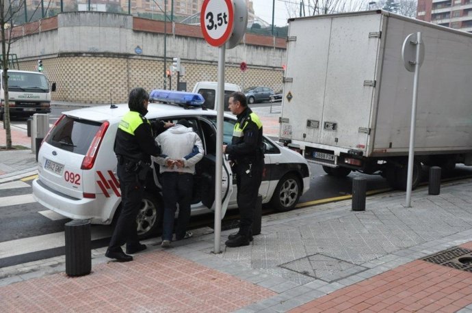 La Policía Introduce Al Detenido En Un Coche Patrulla