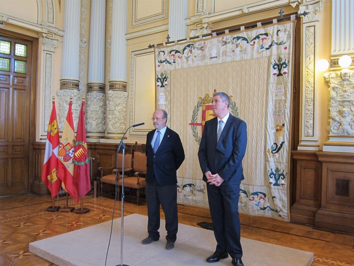El Alcalde De Valladolid Junto Al Nuevo Director De Renault