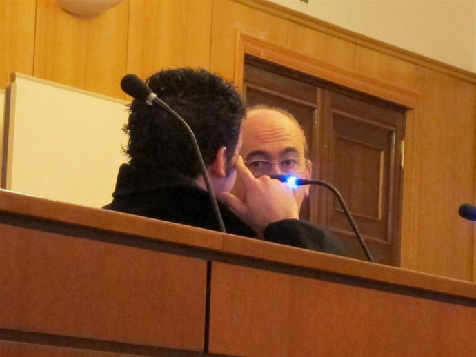 El Acusado Junto A Su Abogado Defensor, Durante La Vista En La Audiencia