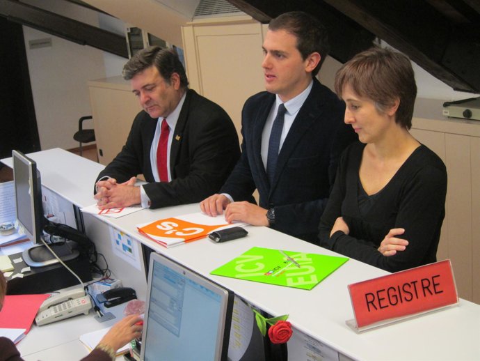 A.López Tena (SI), A.Rivera (C's) Y D.Camats (ICV-EUiA) en el Parlament