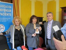 Carmen Flores, Junto A La Hija De La Fallecido Y El Letrado Santiago Díez