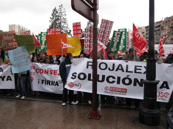 Los Trabajadores De Indulacsa Y Riojalex Se Manifiestan Ante El Palacete
